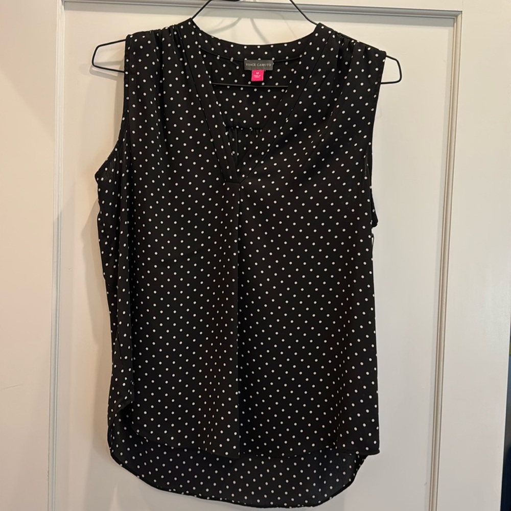 VINCE CAMUTO POLKA DOT SLEEVELESS V-NECK TANK TOP BLOUSE BLACK & WHITE. SIZE M